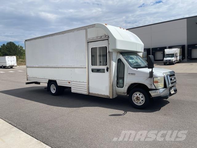 Ford E-350 Skříňová nástavba