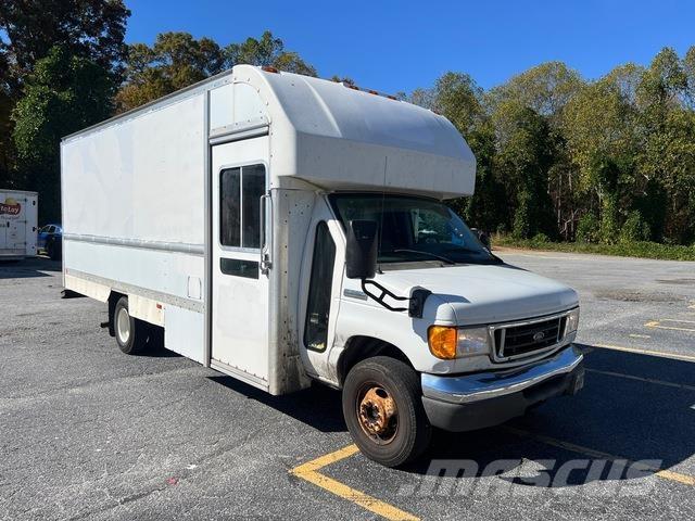 Ford E-350 Skříňová nástavba