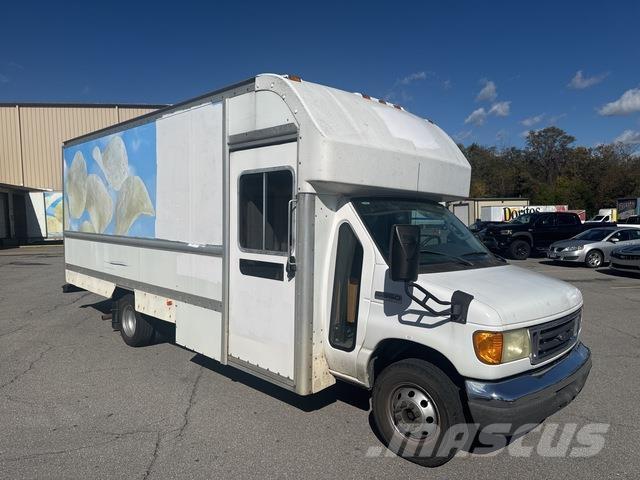 Ford E-350 Skříňová nástavba