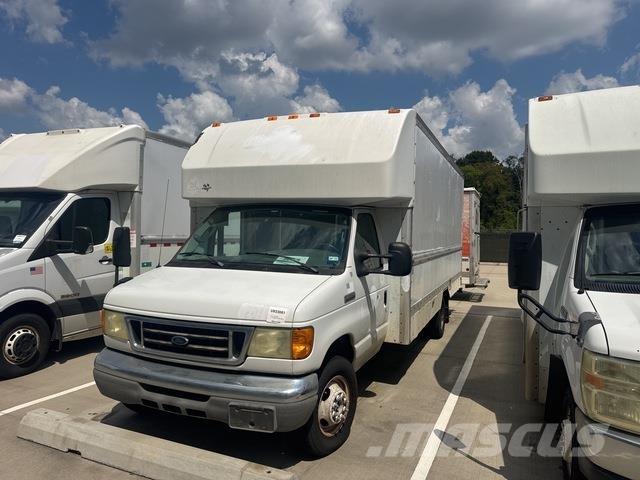Ford E-350 Skříňová nástavba