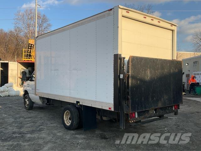 Ford E-350 Skříňová nástavba