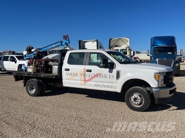 Ford F-350 Mobilní vrtná souprava