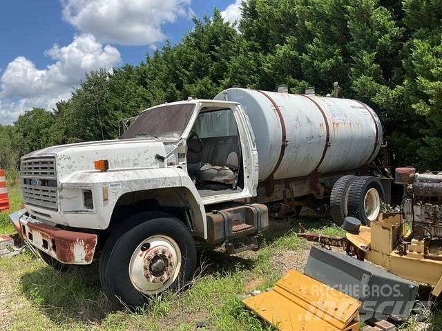 Ford F700 Cisternové vozy