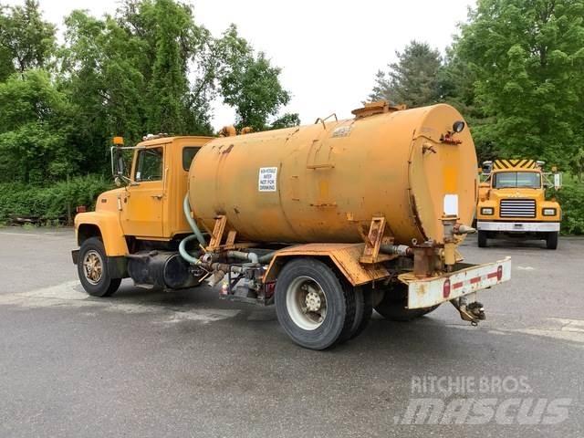 Ford L8000 Cisterny na vodu