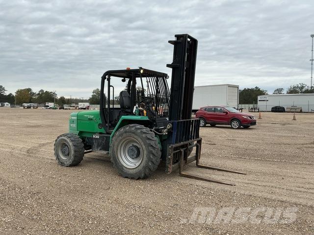 JCB 930 Terénní vysokozdvižné vozíky