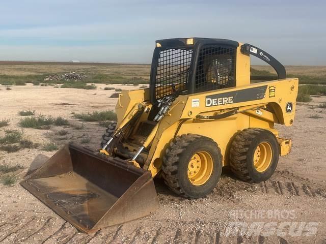 John Deere 325 Smykem řízené nakladače
