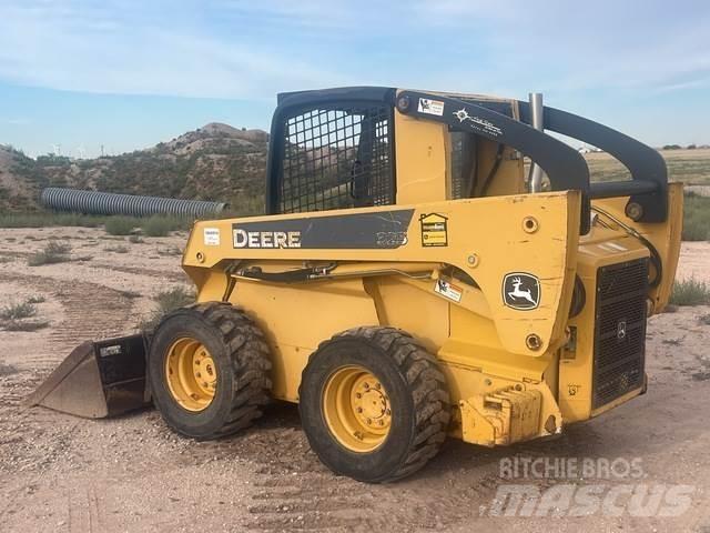 John Deere 325 Smykem řízené nakladače
