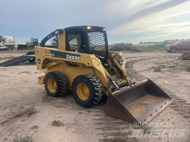 John Deere 325 Smykem řízené nakladače