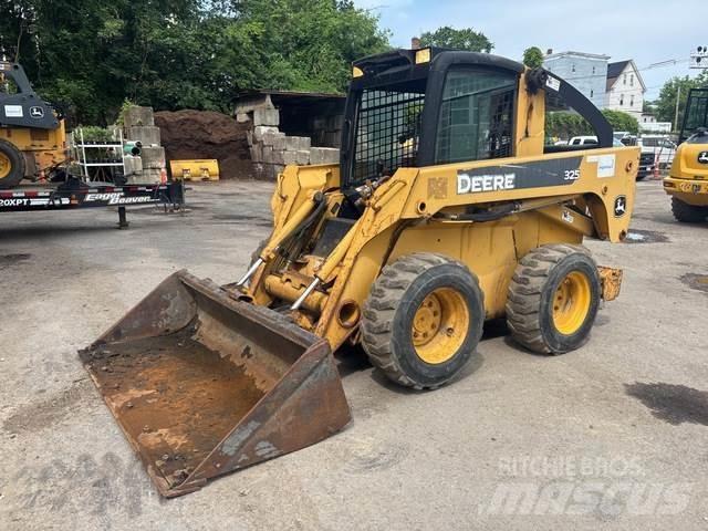 John Deere 325 Smykem řízené nakladače