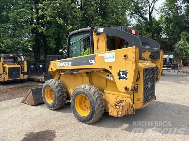 John Deere 325 Smykem řízené nakladače