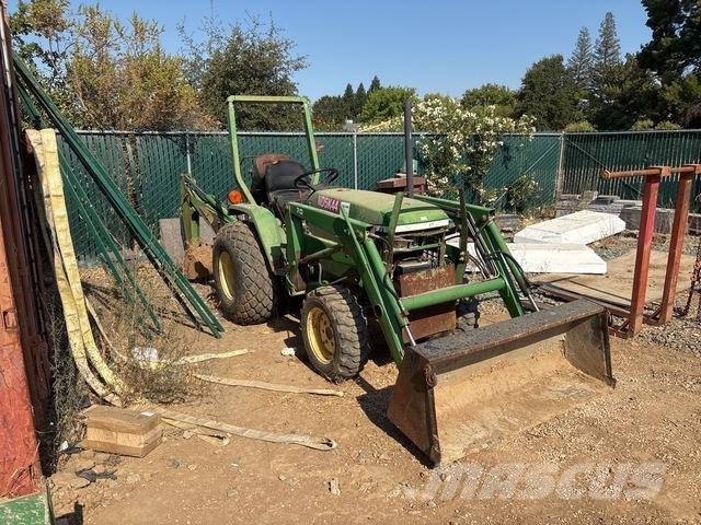 John Deere 790 Kompaktní traktory