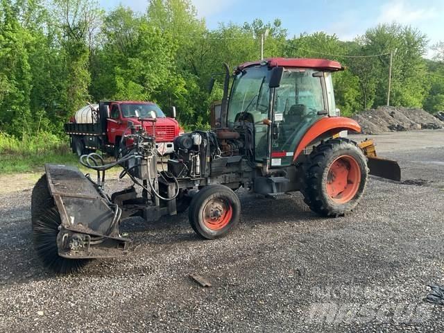 Kubota M5040 Vnitřní zametací stroje