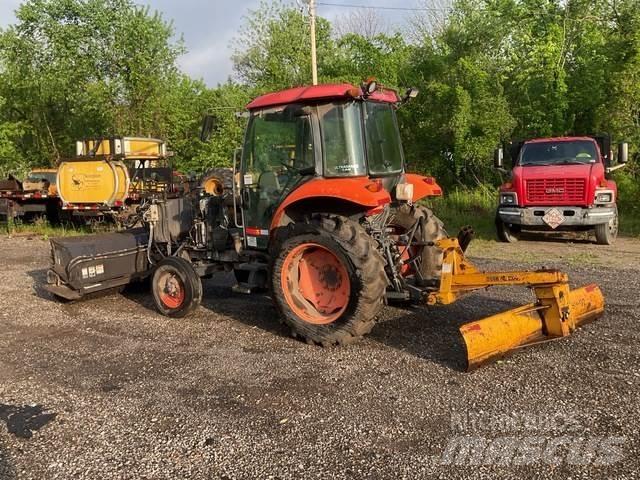 Kubota M5040 Vnitřní zametací stroje