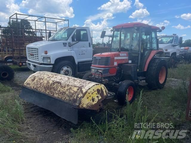 Kubota M5700 Vnitřní zametací stroje