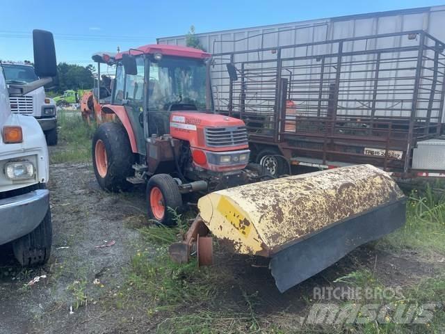 Kubota M5700 Vnitřní zametací stroje