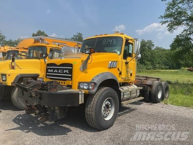 Mack 700 Sněžné pluhy, přední sněhové radlice