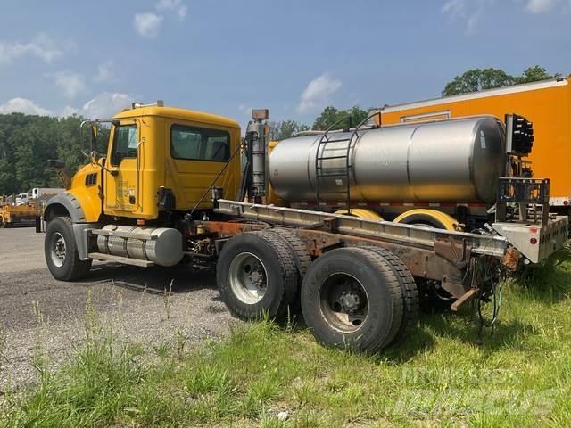 Mack 700 Sněžné pluhy, přední sněhové radlice