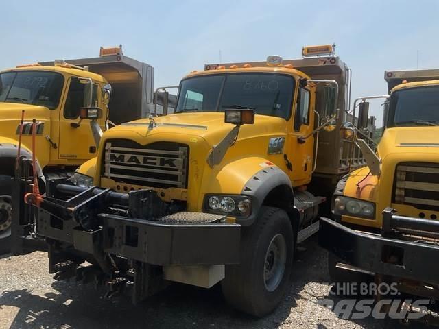 Mack 700 Sněžné pluhy, přední sněhové radlice