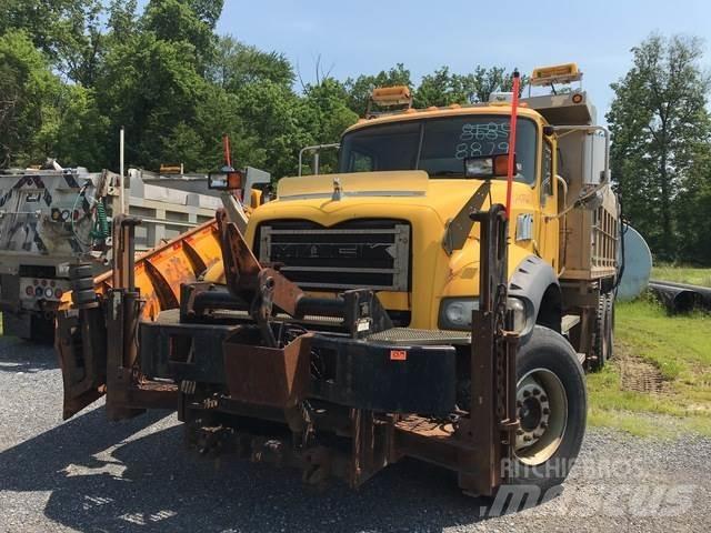 Mack 700 Sněžné pluhy, přední sněhové radlice