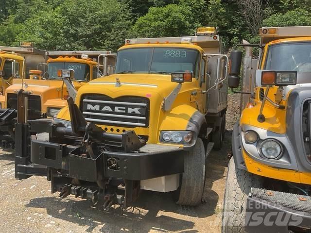 Mack 700 Sněžné pluhy, přední sněhové radlice