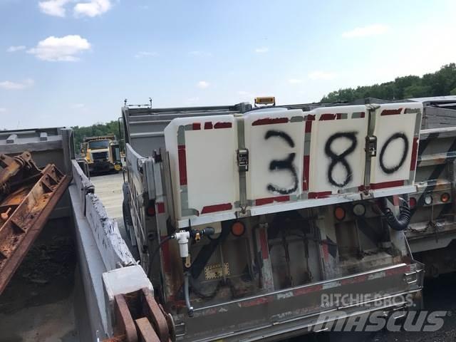 Mack 700 Sněžné pluhy, přední sněhové radlice