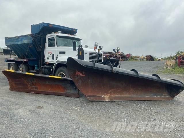 Mack CL713 Sněžné pluhy, přední sněhové radlice