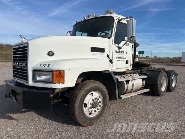 Mack CL733 Tahače