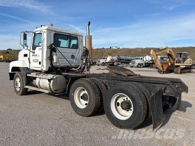 Mack CL733 Tahače