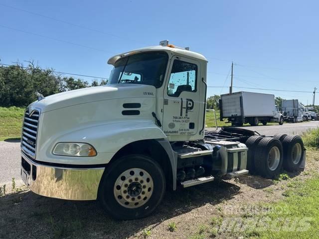 Mack CXU613 Tahače