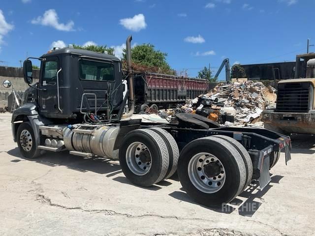 Mack CXU613 Tahače