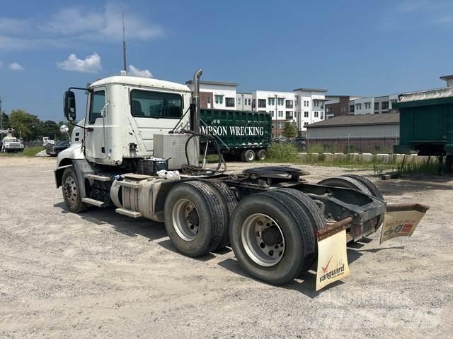 Mack CXU613 Tahače
