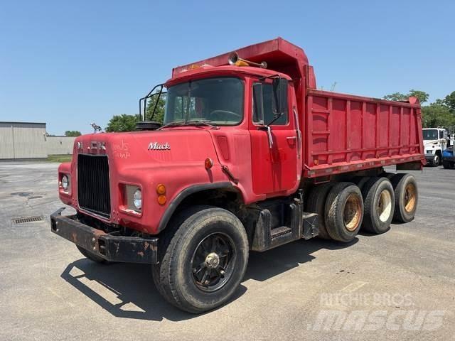 Mack DM685 Sklápěče