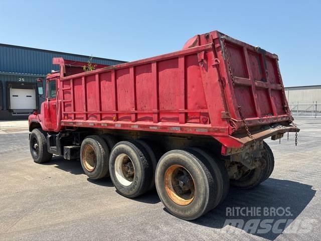 Mack DM685 Sklápěče
