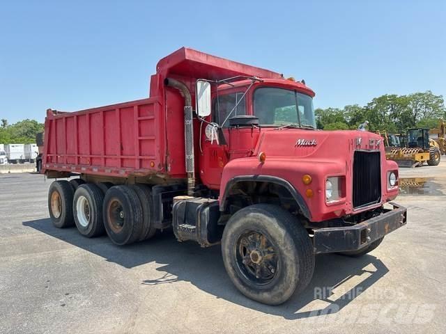 Mack DM685 Sklápěče