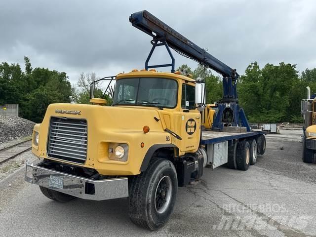 Mack DM688S Další
