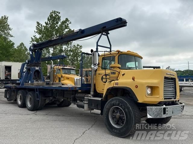 Mack DM688S Další
