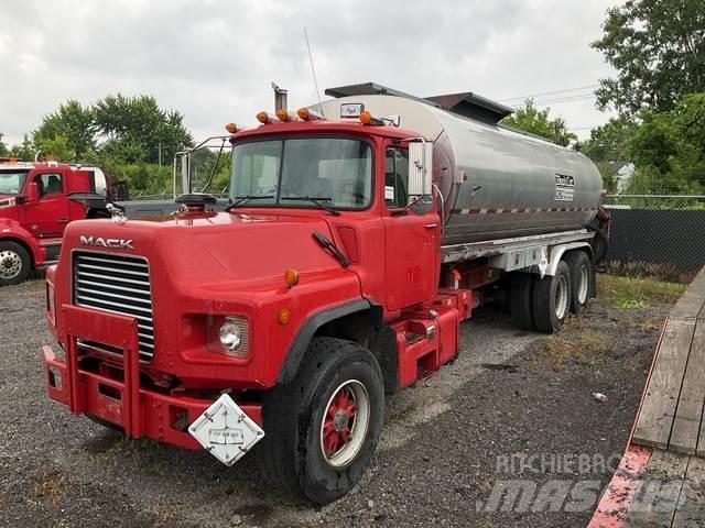 Mack DM688S Cisternové vozy