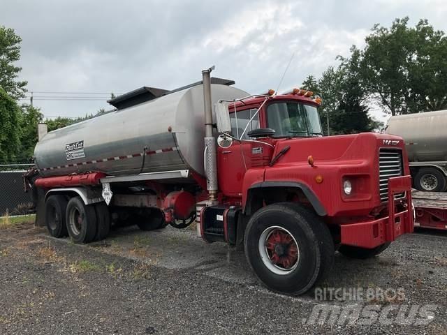 Mack DM688S Cisternové vozy