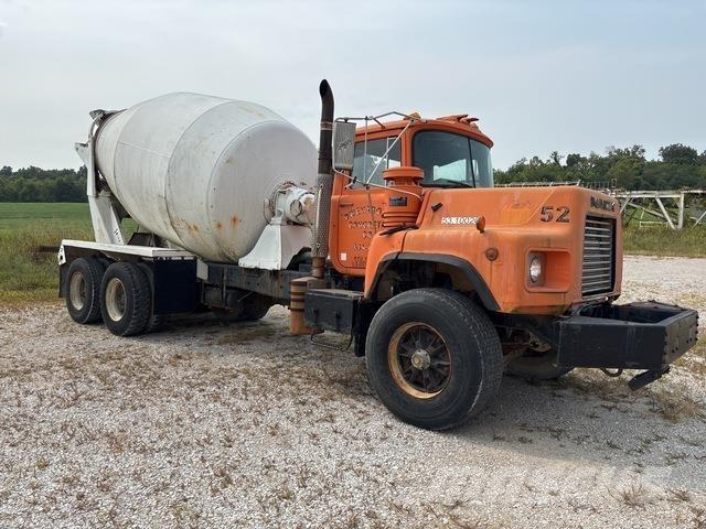 Mack DM690 Cisterny na vodu