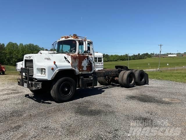 Mack DM690S Tahače