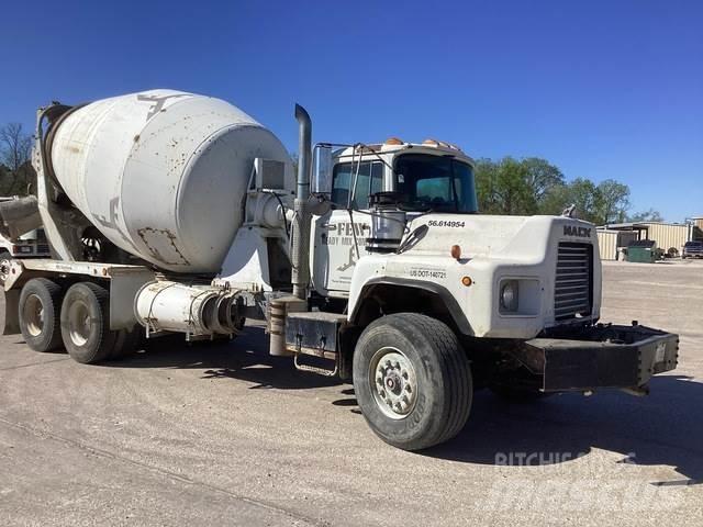 Mack DM690S Další