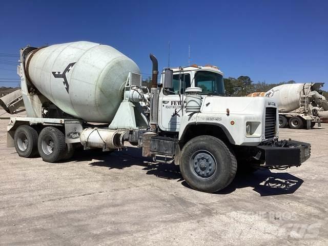 Mack DM690S Další