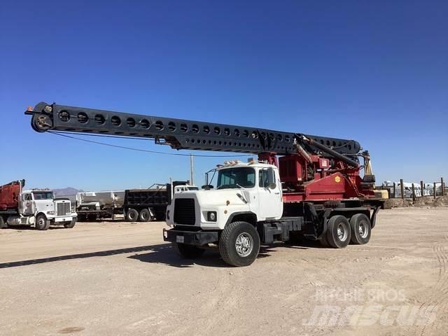 Mack DM690S Mobilní vrtná souprava