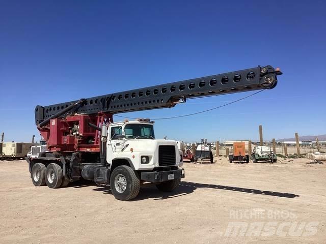Mack DM690S Mobilní vrtná souprava