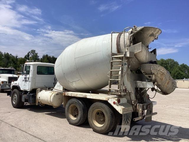 Mack DM690S Další