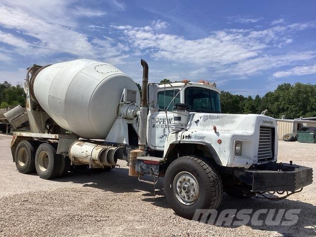 Mack DM690S Další