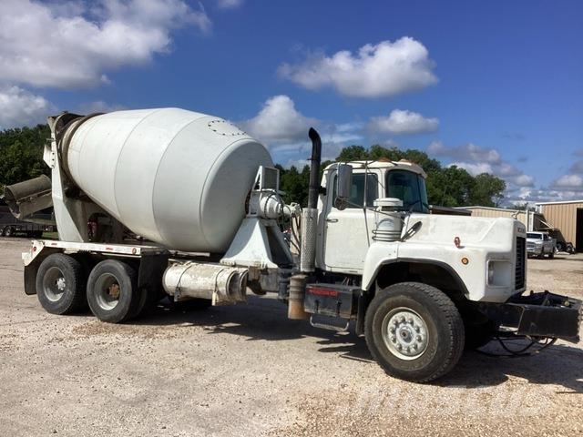 Mack DM690S Další