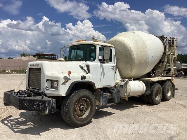Mack DM690S Další