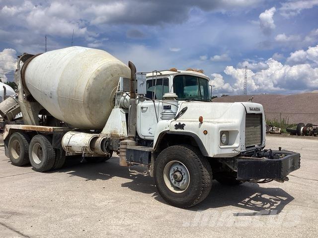 Mack DM690S Další