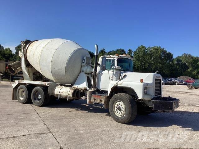 Mack DM690S Další